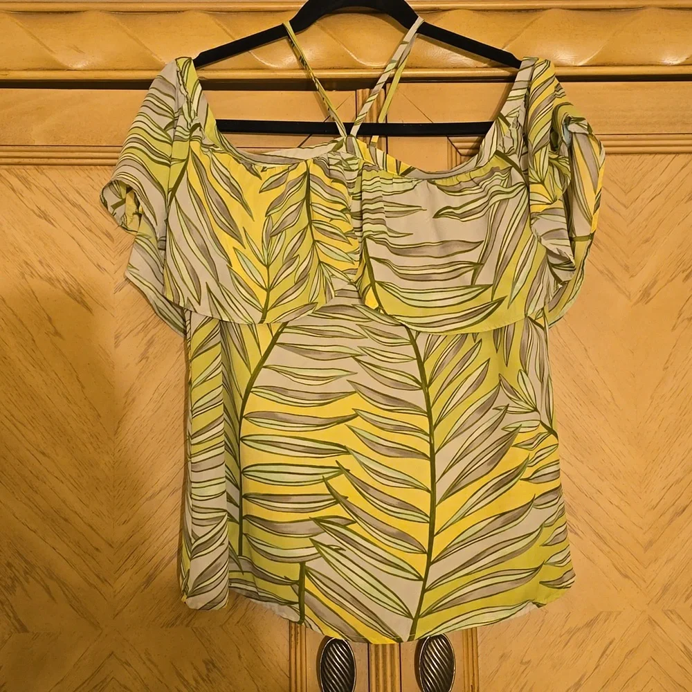 Apt. 9 Tropical print halter style cold shoulder top - Picture 3 of 8